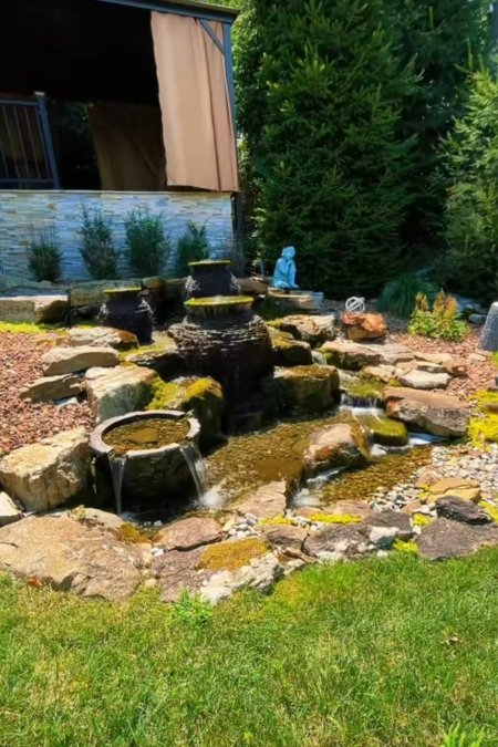 🌿 نافورة صخرية طبيعية بتصميم جرار فخارية